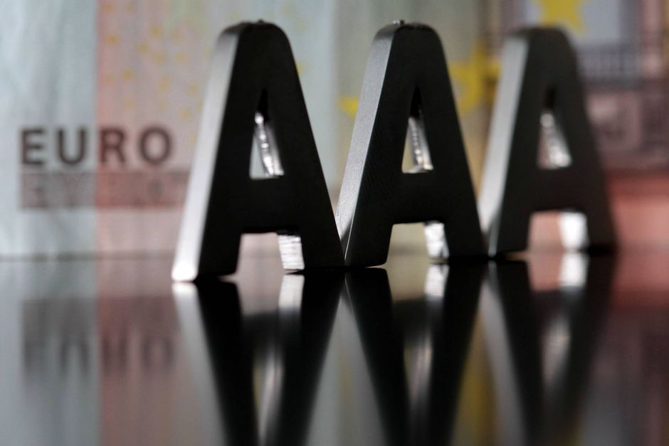 Storbritannien har mistet topkarakteren AAA hos de tre store globale kreditvurderingsfirmaer, og det forplanter sig nu til en stribe finansielle institutioner og videre ned i britisk økonomi. Foto: AP/Oliver Berg