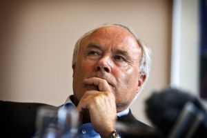 Bagmandspolitiet fremviste fredag nye mails i Parken-sagen om mulig kursmanipulation. Flemming Østergaard kunne have indløst aktieoptioner for 42 mio. i 2007, men ventede af hensyn til Parken og fik 15. mio. kr., sagde forsvarer
