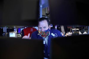 Efter tre år i træk med tocifrede aktieafkast skruer aktiestrategerne ned for forventningerne i 2022.