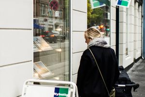 De stigende renter og priser risikerer at ramme boligmarked og privatforbrug som en hammer, når husholdningerne for alvor mærker dem, vurderer banker. 