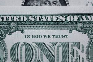 Det er ikke tilstrækkeligt, at den amerikanske centralbank garanterer for dollaren. Hver eneste seddel bærer også ordene: "In God We Trust". Foto: AP