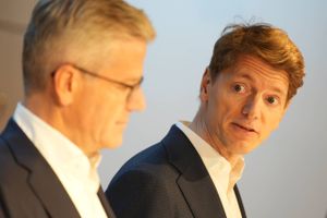 Ugens panel består af ledelsesrådgiver Louise Orbesen, virksomhedsredaktør Søren Linding og kommunikationsrådgiver Anders Heide Mortensen.