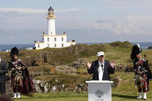 Trump Turnberry golfbanen i Skotland er blot en af mange af Donald Trumps økonomiske interesser udenfor USA. Spørgsmålet er, om man både kan være forretningsmand og amerikansk præsident. Foto: Murdo MacLeod/Polaris