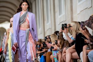 Mens der ventes på nye internationale regler for at gøre modebranchen bæredygtig, bliver der nu lanceret et dansk bud. 40 pct. af dansk tøj og tekstil skal om få år komme fra genanvendte materialer.