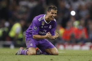 Da kampen blev fløjtet af, faldt Cristiano Ronaldo på knæ. Han skreg sin lykke ud og ænsede ikke sine medspillere. Foto: AP /Kirsty Wigglesworth