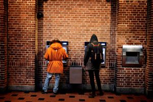 Finans Fakta: Antallet af kontanthævninger med et betalingskort rasler ned, viser tal fra Nationalbanken.