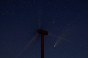 Der kan skimtes et lys langt borte - i dette tilfælde kometen Neowise Foto: Charlie Riedel/AP/Ritzau Scanpix