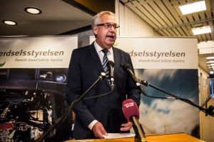 Flere partier undrer sig over, at transportminister Hans Christian Schmidt endnu ikke har indkaldt til forhandlinger om ny postlov, der skal vedtages inden årsskiftet, og som skal forsøge at rette op på Post Danmarks blødende økonomi.