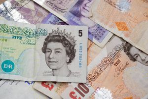 I de eneste tre månder er den britiske økonomi krympet med 0,2 pct. Bank of England forudser lang recession.