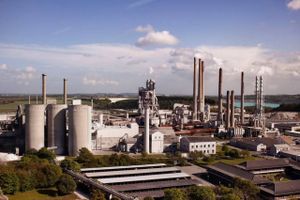 Aalborg Portland er den største kilde til CO2-forurening på dansk jord. Selskabet er i gang med at omstille sin produktion, men har brug for, at der er efterspørgsel på mere bæredygtige løsninger, hvis investeringerne skal give mening. Foto: Niels Christensen/Politiken/Ritzau Scanpix