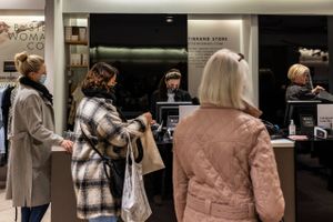 En af de butikker, som mandag genåbnede i detailhandlen, og havde kunder fra straks dørene blev slået op, var dametøjsforretningen Busted på gågaden i Silkeborg. Foto: Joachim Ladefoged. 