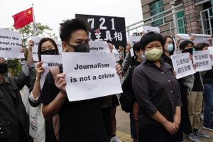 Flere virksomheder og deres ansatte har forladt Hongkong på grund af coronanedlukninger og svindende demokratiske rettigheder. Det vil lokalregeringen lave om på med en stor og dyr kampagne. Her journalister i Hongkong, der demonstrerer mod anholdelser af repræsentanter for medierne fra sidste år. Foto: AP