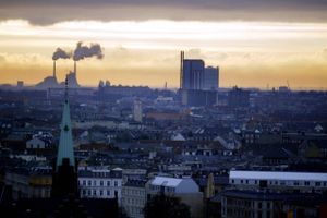     Lav sol over København. Huse og tage i byen. Foto: Thomas Borberg  