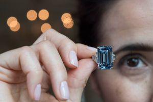 Knap 400 millioner kroner kostede det at blive ejer af diamant, der nu er verdens dyreste solgt på auktion.