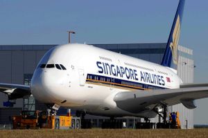 Singapore Airlines overvejer flere initiativer for at afbøde den manglende rejseaktivitet under coronakrisen. Måske vil selskabet snart tilbyde staycation billetter, hvor afgangen og ankomsten er fra den samme lufthavn i Singapore. Her er et ældre billede af en Airbus A380. Foto: AP Photo/C. Brinkmann/Airbus. 
