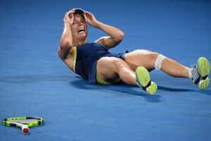 Der er noget fascinerende ved langtidsholdbare atleter som Caroline Wozniacki, der bliver ved med at kunne udfordre sig selv og holde sig på toppen, mener Jørgen Leth og en idrætshistoriker. Lørdag aften blev tennisstjernen for anden gang kåret til Årets Sportsnavn.