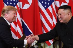Donald Trump og Kim Jong-un mødtes onsdag aften til en social middag og holder torsdag et topmøde, som skal munde ud i en fælles erklæring om nye fremskridt i Nordkorea.