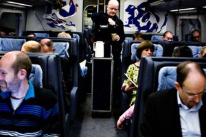 Statens togselskab og 7-Eleven skruer sammen op for servicen over for de danske rejsende - efter år med hård kritik af DSB.