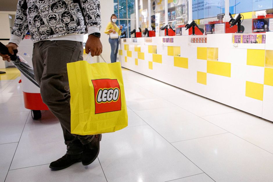 Lego stoppede alle leverancer i marts og trak sig officielt ud af Rusland i juli, da man afbrød samarbejdet med Inventive Retail Group. Alligevel fortsætter salget i Rusland.