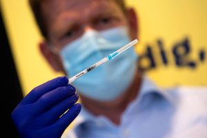 Vaccinerne mod covid-19 gør, at indlæggelserne ikke stiger så meget som smittetallene, så derfor bliver der ikke behov for så strenge restriktioner som tidligere.