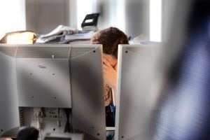 Arbejdsmiljørepræsentanter uden dækning af en fælles overenskomst står på andet år uden beskyttelse mod fyring. Fagfolk og en ny undersøgelse advarer om et ringere arbejdsmiljø. Folketingspolitikere taler om et lovmæssigt hul.