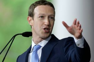 Når Mark Zuckerberg vil prioritere opslag fra venner og familie over virksomheder på Facebook, er der også store summer på spil. Fremover kan virksomheder nemlig være tvunget til at bruge flere penge på annoncering for at få samme eksponering.