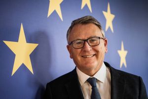 Den danske regering, fagbevægelsen og arbejdsgiverne kan tage det roligt, lyder forsikringen fra EU-kommissær Nicolas Schmit. Danmark vil ikke blive omfattet af et kommende forslag om en EU-mindsteløn. Minister vil se »de finere detaljer« før han er sikker.