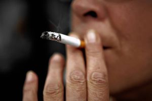 Der blev røget 5800 mia. cigaretter i 2014. Især kineserne bapper på de usunde nikotinpinde. 