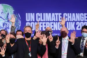 Ny kliamaaftale i Glasgow kaldes for en pagt og sætter kursen mod en mere ambitiøs klimaindsats. Men ikke alle er imponerede.