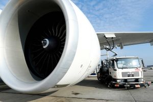Langsomt bliver det muligt for luftfartsselskaber at tanke deres fly med jetbrændstof tilsat op til 50 pct. bæredygtigt biobrændstof. Foto: Reuters/Ralph Orlowski