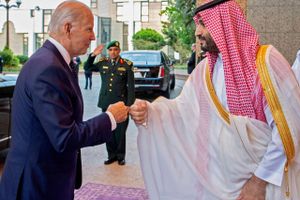 USA's præsident, Joe Biden, er fredag ankommet til Saudi-Arabien. Billeder på saudiarabisk tv viser Biden hilse på landets kronprins, Mohammed bin Salman, der tager imod præsidenten i et palads i kystbyen Jeddah.