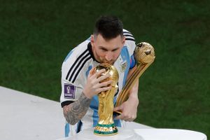 Adidas melder udsolgt af Messi trøjer på verdensplan. Men nye er på vej, og de bliver opdateret med Argentinas tredje VM-stjerne på landsholdstrøjen. Foto: Odd ANDERSEN / AFP.