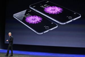 Tim Cook er blevet sagsøgt af en sydkoreansk forbrugergruppe i vrede over firmaets håndtering af en opdatering, der gjorde ældre iPhones langsommere. En fadæse, Apple har beklaget dybt. Foto: AP Photo/Eric Risberg