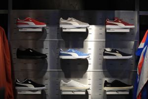 A range of Puma Suede Classic sneakers sit on display inside the Puma concept store in Herzogenaurach, Germany, on Feb. 19, 2020. Foto: Krisztian Bosi