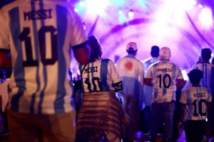 Søndag kulminerer VM med en finale, som vi udråber til en duel mellem Lionel Messi og Kylian Mbappé, klubkammerater i Paris Saint-Germain, ejet af Qatar-interesser. 
