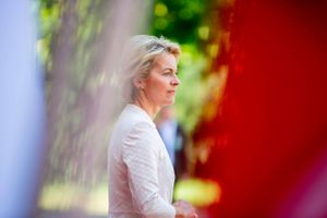 EU's stats- og regeringschefer enes om, at tysk forsvarsminister nomineres som kommissionsformand, skriver Donald Tusk på Twitter. 