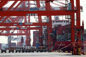 Et containerskib står klar til last i Tokyo februar 2015. Japans eksport har længe reddet med på en svag yen. Nu styrkes yennen, hvilket æder af firmaernes overskud. Foto: AP Photo/Koji Sasahara