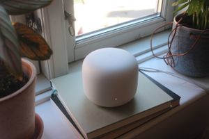 Katie Morgenroth fik en opgave af sin chef i Google: Design en router, der er så flot, at folk stiller den i vindueskarmen. Her er der nemlig bedre WiFi-dækning end bag sofaen.