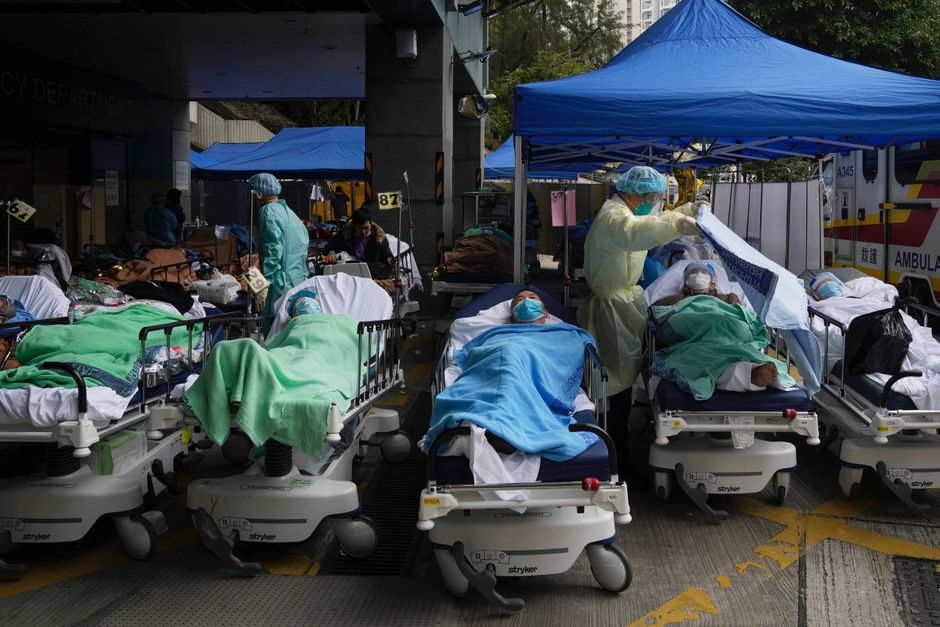 Kina viser alle tegn på at afvikle sin nultolerance over for covid-19. Da Hongkong lod paraderne falde tidligere i år – under lignende omstændigheder – førte det til en eksplosion af smitte og dødsfald. Kan Kina undgå den skæbne?