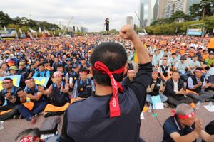Titusinder af medlemmer af det sydkoreanske transportarbejderforbund gennemførte torsdag en demonstration i Seoul i protest mod regeringens bebudede arbejdsmarkedsreformer. Foto: AP/Lee Jin-man
