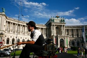 Fiakerne, hestedrocherne, har kørt rundt i Wien siden slutningen af 1600-tallet. I byen, hvor man generelt er stolt af historien og traditionerne, har man været længe om at bearbejde rollen under 2. verdenskrig, men forfattere og filmmagere har gennem kunsten givet det usagte stemme. Foto: Yadid Levy