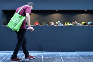 Den tyske sportsudstyrsproducent Adidas sælger mærket Rebook til Authentic Brands for op til 2,1 mia. euro i kontanter.