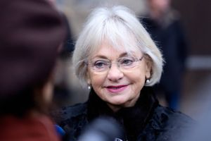Den historiske ubetingede fængselsdom til Inger Støjberg i rigsretten mandag har hurtigt fået politikere, eksperter og kommentatorer til tasterne på de sociale medier. 