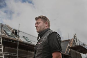 Flere håndværkervirksomheder er fanget i en klemme mellem fastpriskontrakter og prisstigninger. Konkursfrygten er reel, mener aktører.