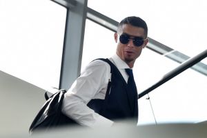 Cristiano Ronaldo i lufthaven i Zhukovsky inden et opgør for Portigal. Foto: Vasily Maximov/AFP