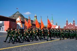     Russian servicemen march on Red Square during a military parade, which marks the 75th anniversary of the Soviet victory over Nazi Germany in World War Two, in Moscow on June 24, 2020. - The parade, usually held on May 9, was postponed this year because of the coronavirus pandemic. Foto: Alexander Nemenov/AFP