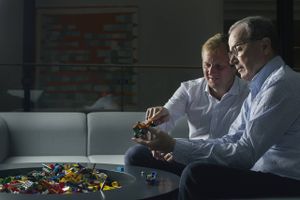 Kjeld Kirk Kristiansen trækker sig helt ud af Legos bestyrelse og overlader legetøjskoncernen til sønnen og papsønnen. Men han sidder stadig tungt på familieformuen.