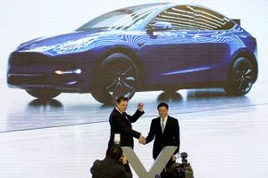 Teslas stifter Elon Musk og Shanghais borgmester Ying Yong ses her ved åbningen af Teslas Y-program i Shanghai i januar i år. Oplysninger om bilproducentens aktier er det mest søgte på nette blandt danskere med hang til investering. Foto: Aly Song/Reuters/Ritzau Scanpix
