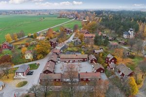 For den nette sum af 50 mio. kr. kan du købe dig en by fra 1700-tallet i Sverige med tilhørende kirke og daginstitution.