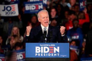 Tidligere vicepræsident Joe Biden ligner efter en kæmpesejr i South Carolina for første gang en reel udfordrer til Bernie Sanders.